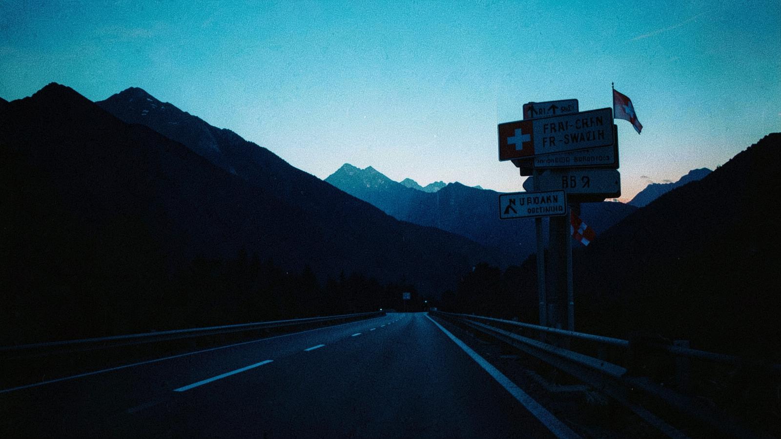 Route de frontière franco-suisse au crépuscule